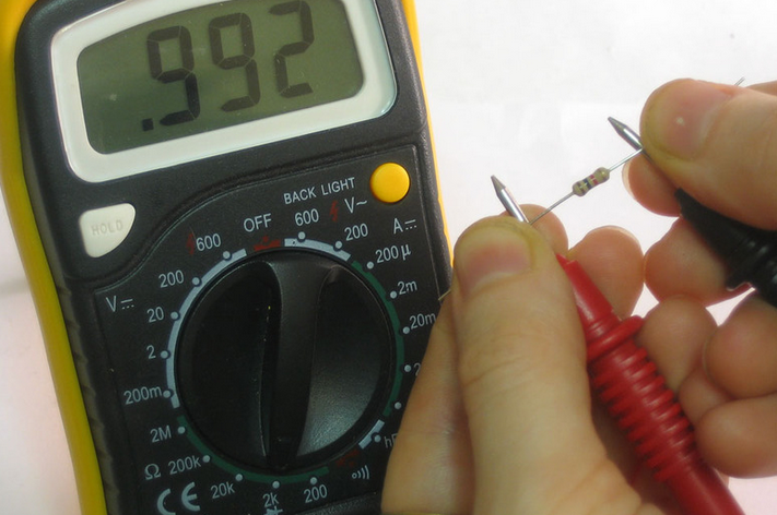 Une image contenant horloge, périphérique, main, jauge Description générée automatiquement